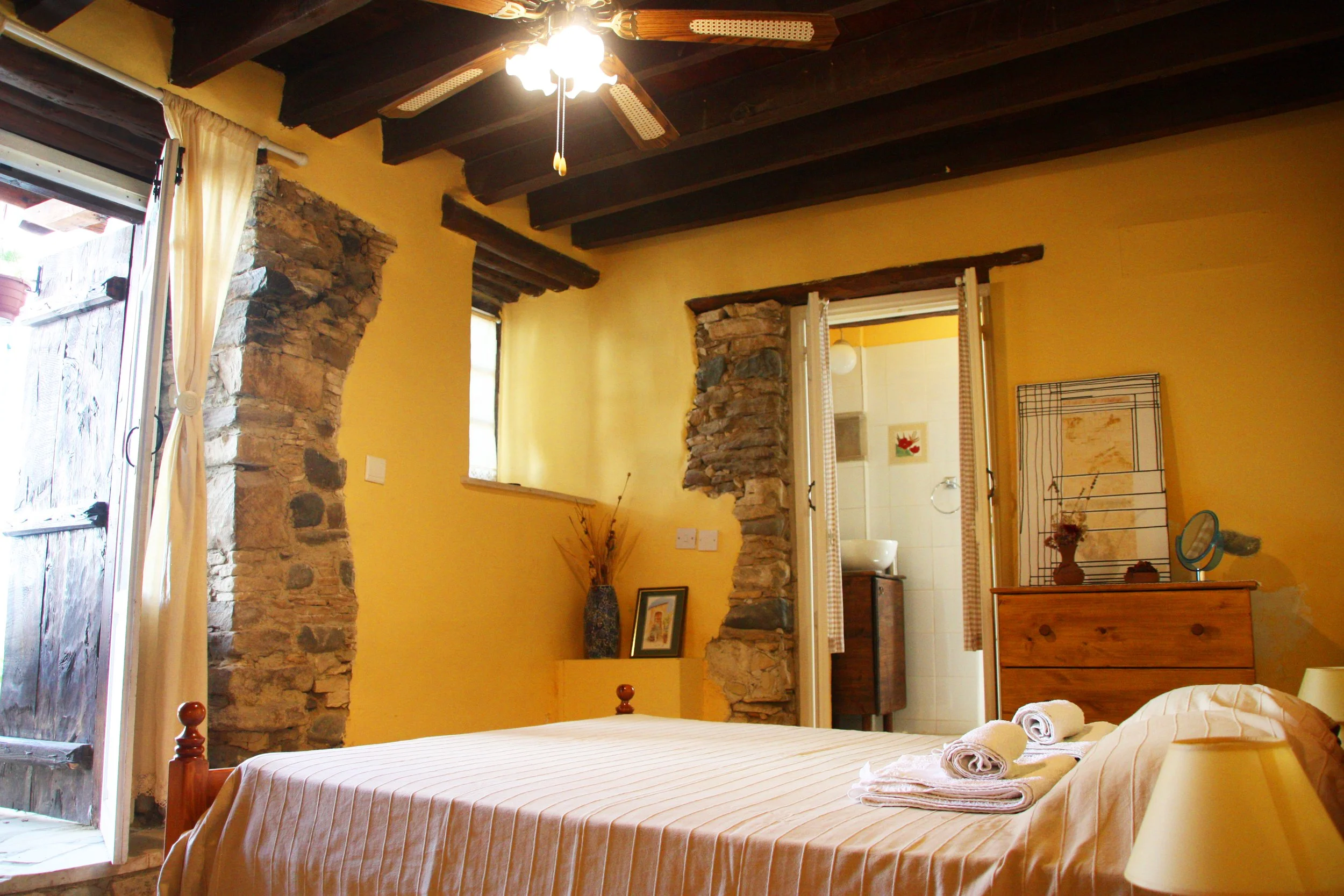 Sgartili room in Aperanti
