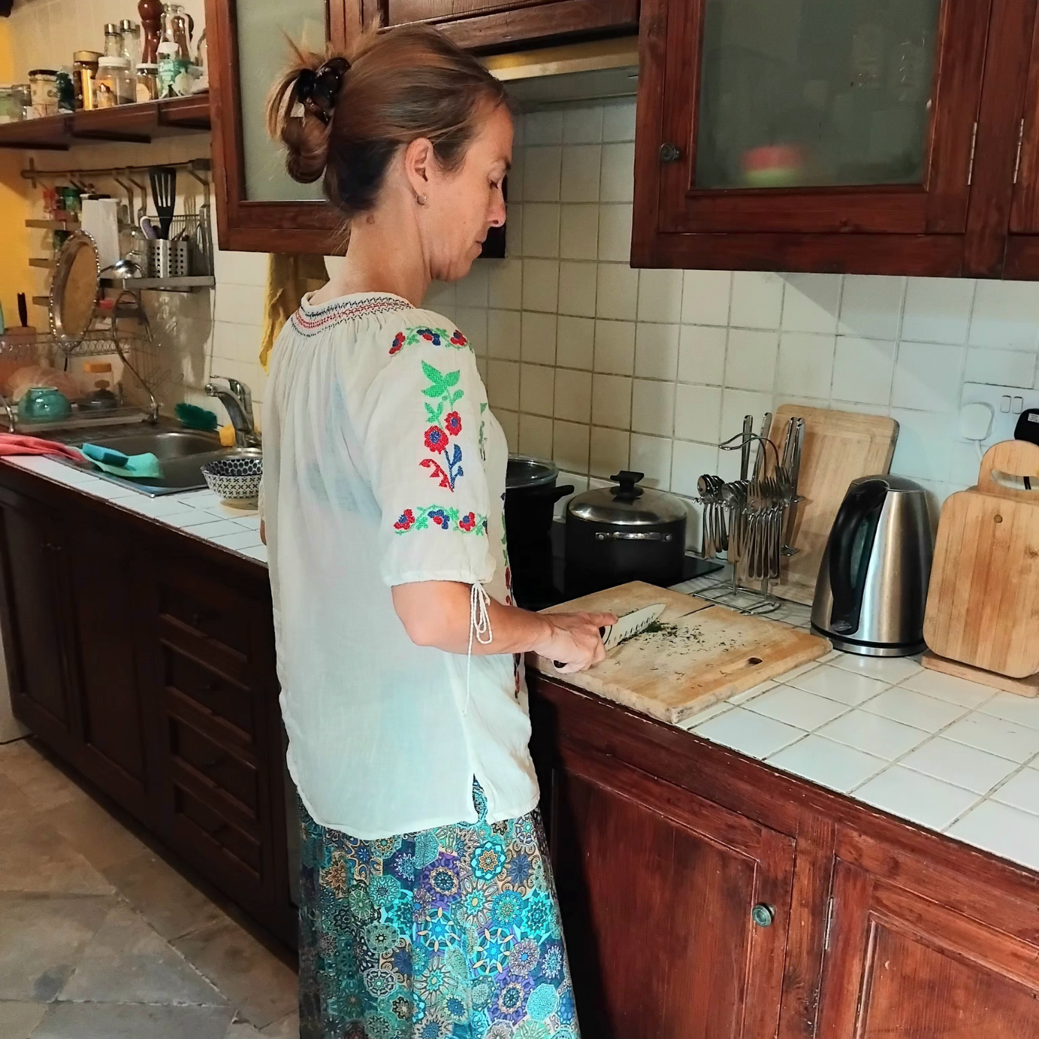 Woman preparing a meal in Aperanti kitchen