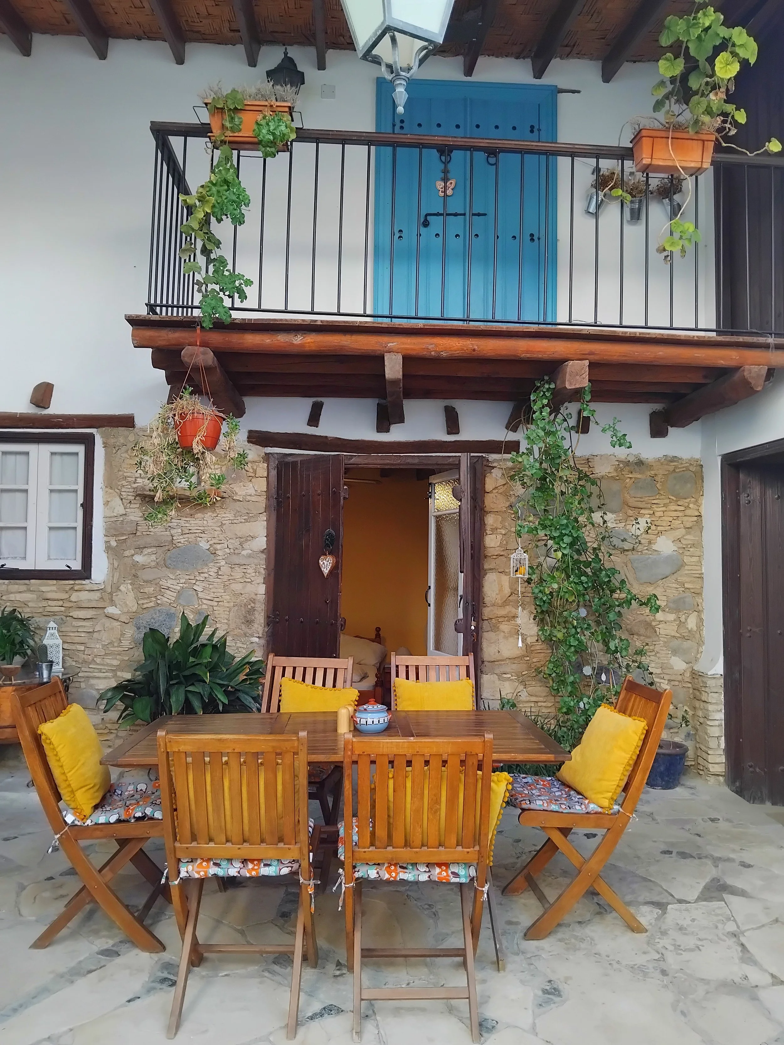 The Aperanti Courtyard with tables and chairs