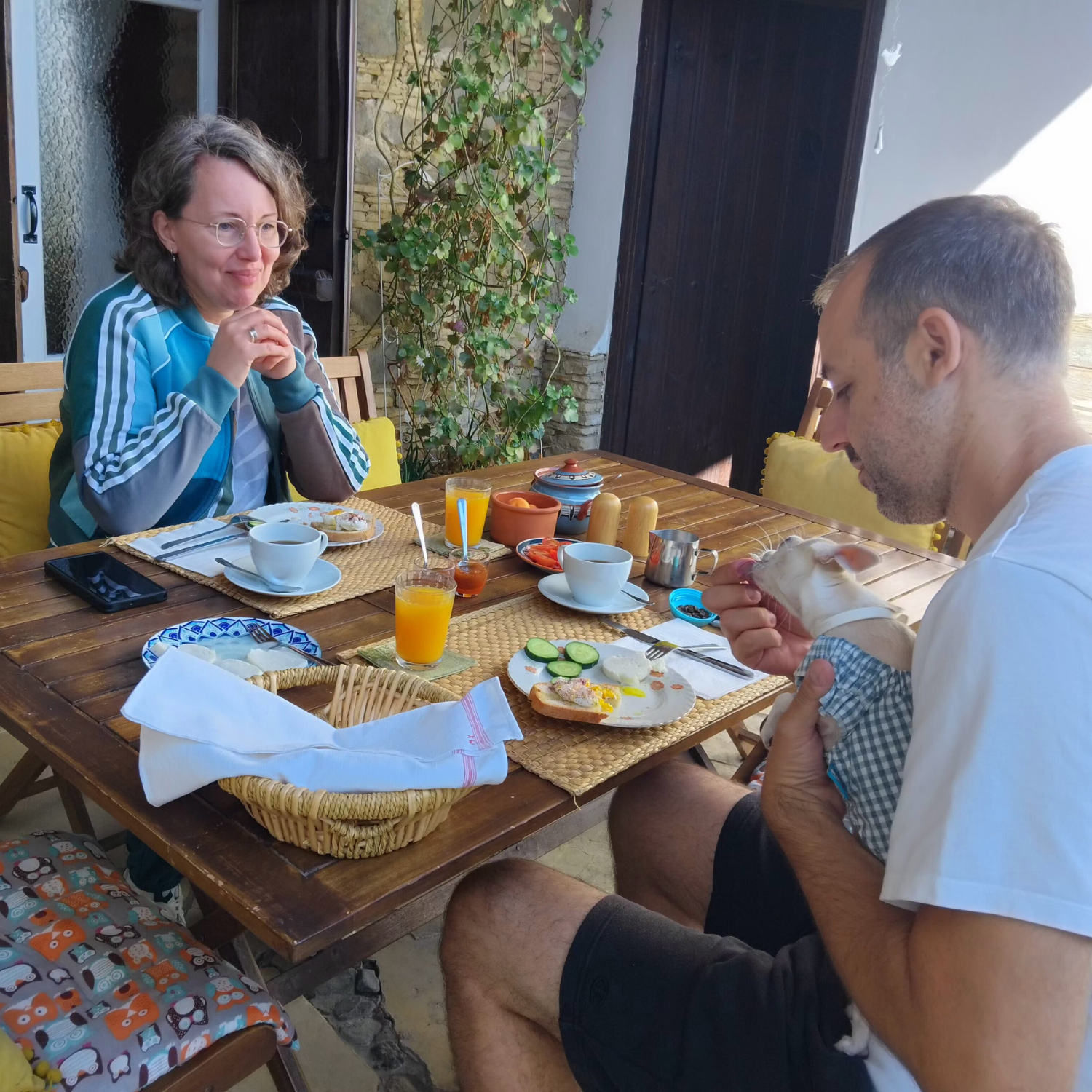 Two people having breakfast in Aperanti courtyard