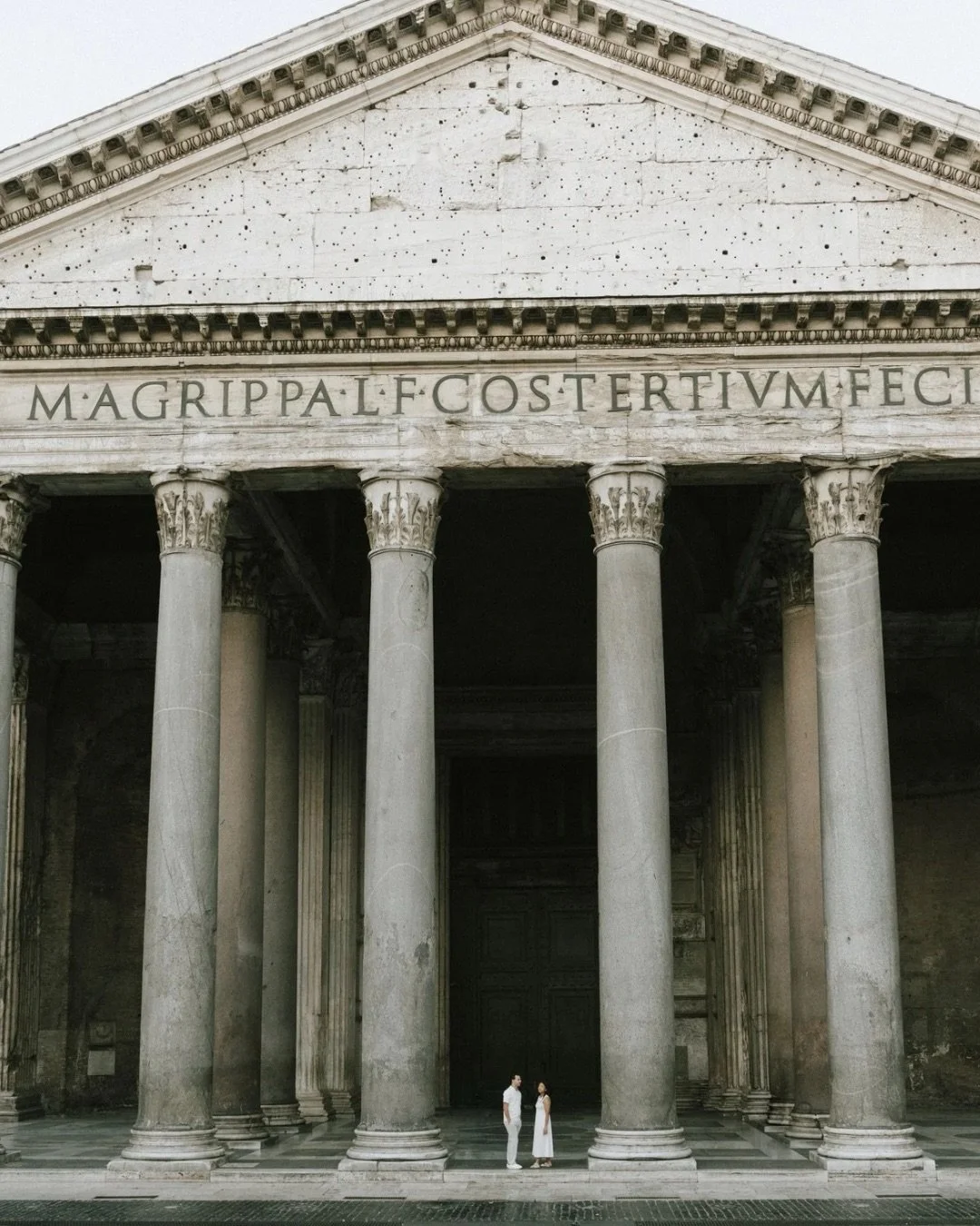 Some places have witnessed centuries of stories.
And for a brief moment, this one became part of theirs.
An early morning in Rome. Empty streets, ancient stone, and the quiet rhythm of two people exploring the city together.
My approach to couple pho