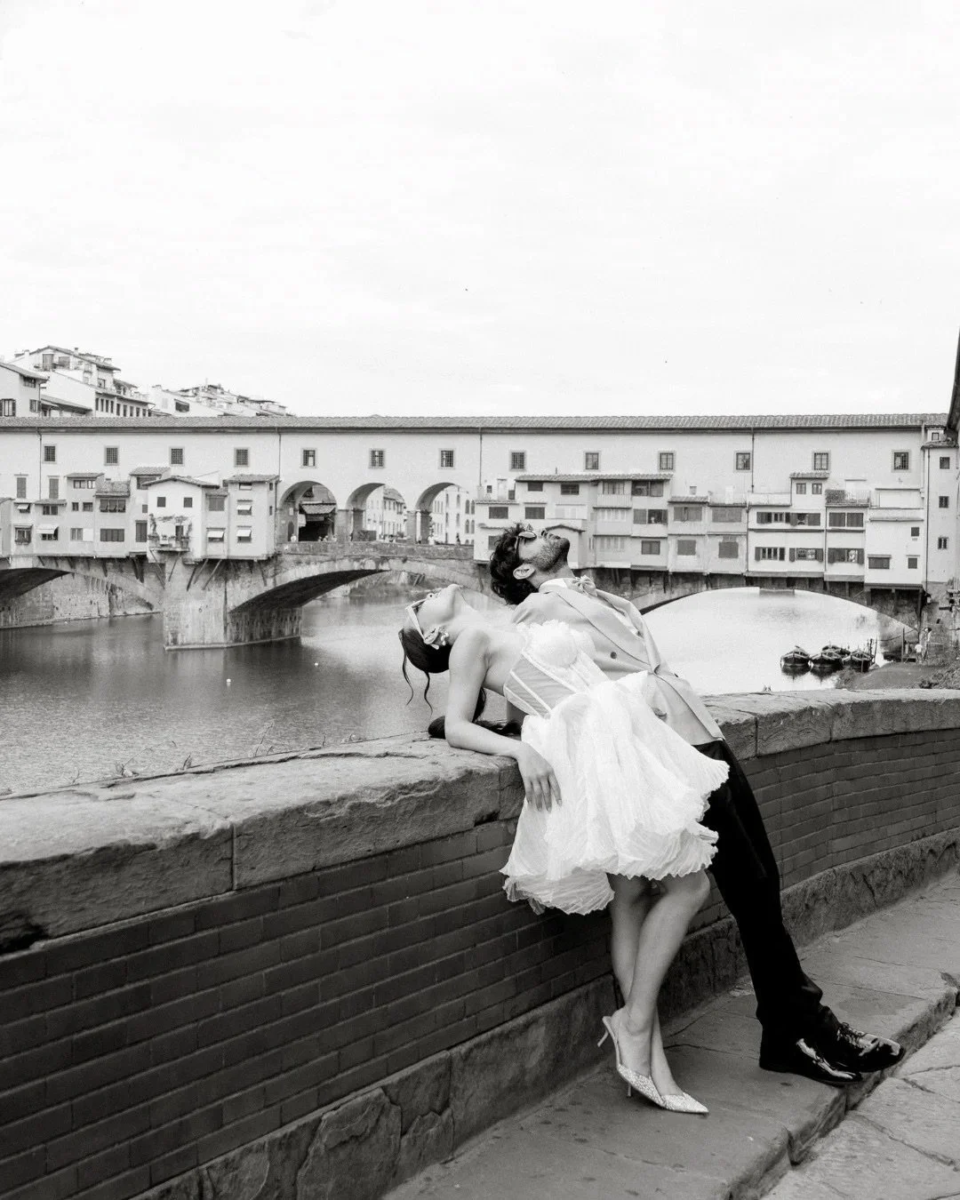 An intimate elopement in Florence, shaped by movement, spontaneity and a touch of editorial direction.

From the quiet streets of the early morning to the grandeur of Renaissance architecture, I wanted these photographs to feel elegant without feelin