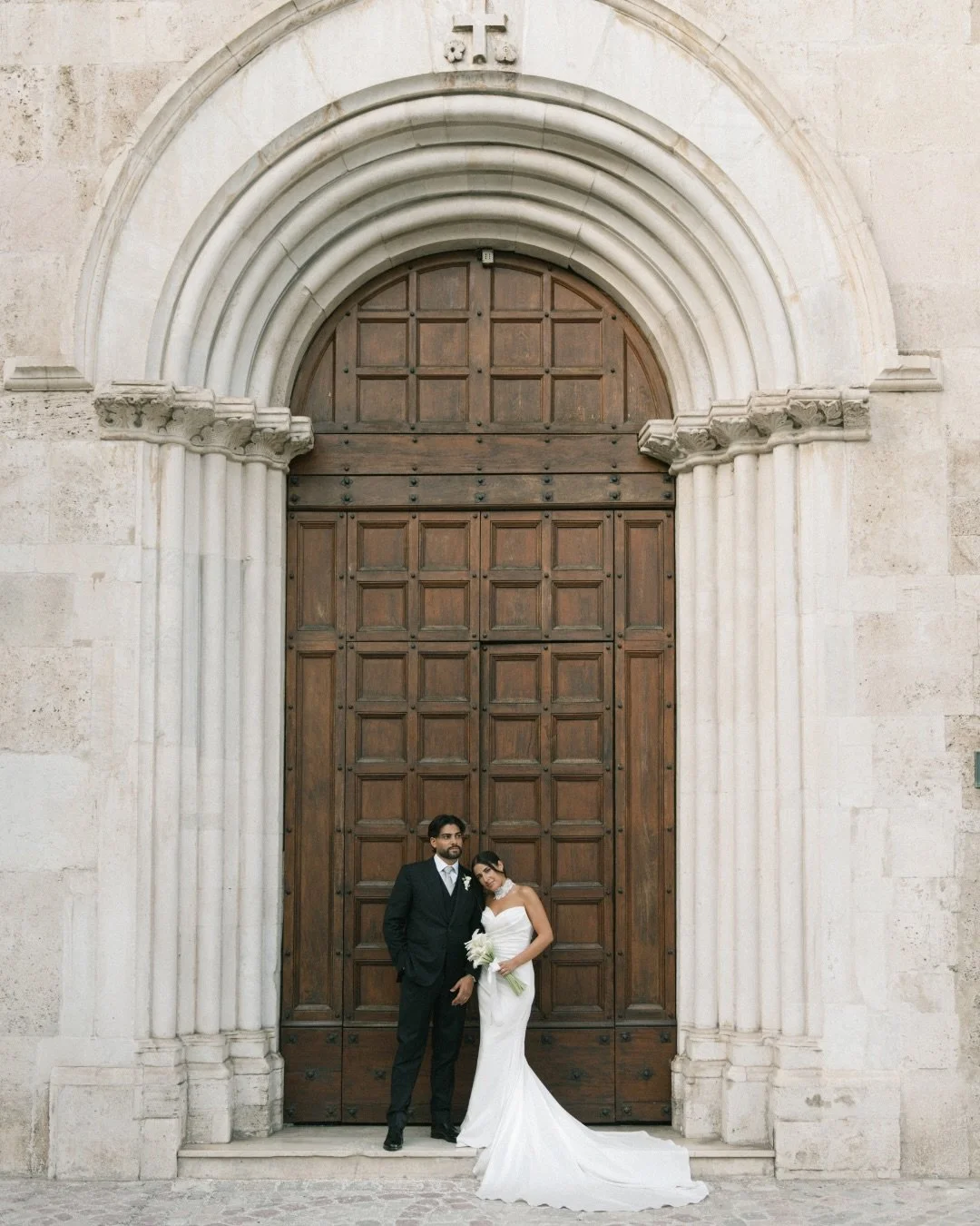 An intimate wedding in Umbria, Italy.
A summer celebration in the Italian countryside, surrounded by timeless architecture, long tables, quiet gestures and the beautiful chaos of a wedding day.

Photographed with an editorial eye and a documentary so