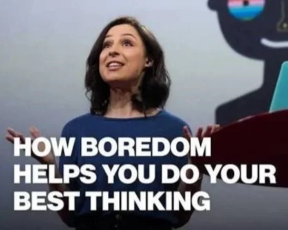 Frau spricht bei einer TED-Veranstaltung, im Hintergrund ein gestalterisches Bild eines Bären. Text auf dem Bild: 'How boredom helps you do your best thinking'.