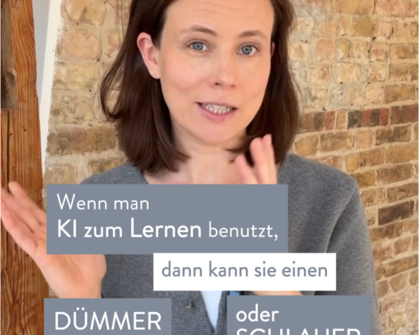 Eine Frau mit braunen Haaren steht vor einer Backsteinwand und spricht in ein Video. Es gibt Textboxen neben ihr mit deutschen Texten über Künstliche Intelligenz und Lernen.