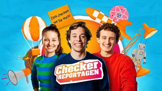 Drei junge Menschen, ein Mädchen und zwei Jungen, posieren vor einem bunten, spielerischen Hintergrund mit verschiedenen Gegenständen wie Heliumballons, einem Robo-Model, einer Lampe und einem Megafon. Der mittlere Mann hält ein Schild mit der Aufschrift 'Checker REPORTAGEN', und im Hintergrund ist ein Schild mit 'Das checken wir für euch!'