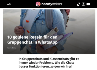 Bild zeigt eine Person mit einem Rucksack, die ein Smartphone hält.