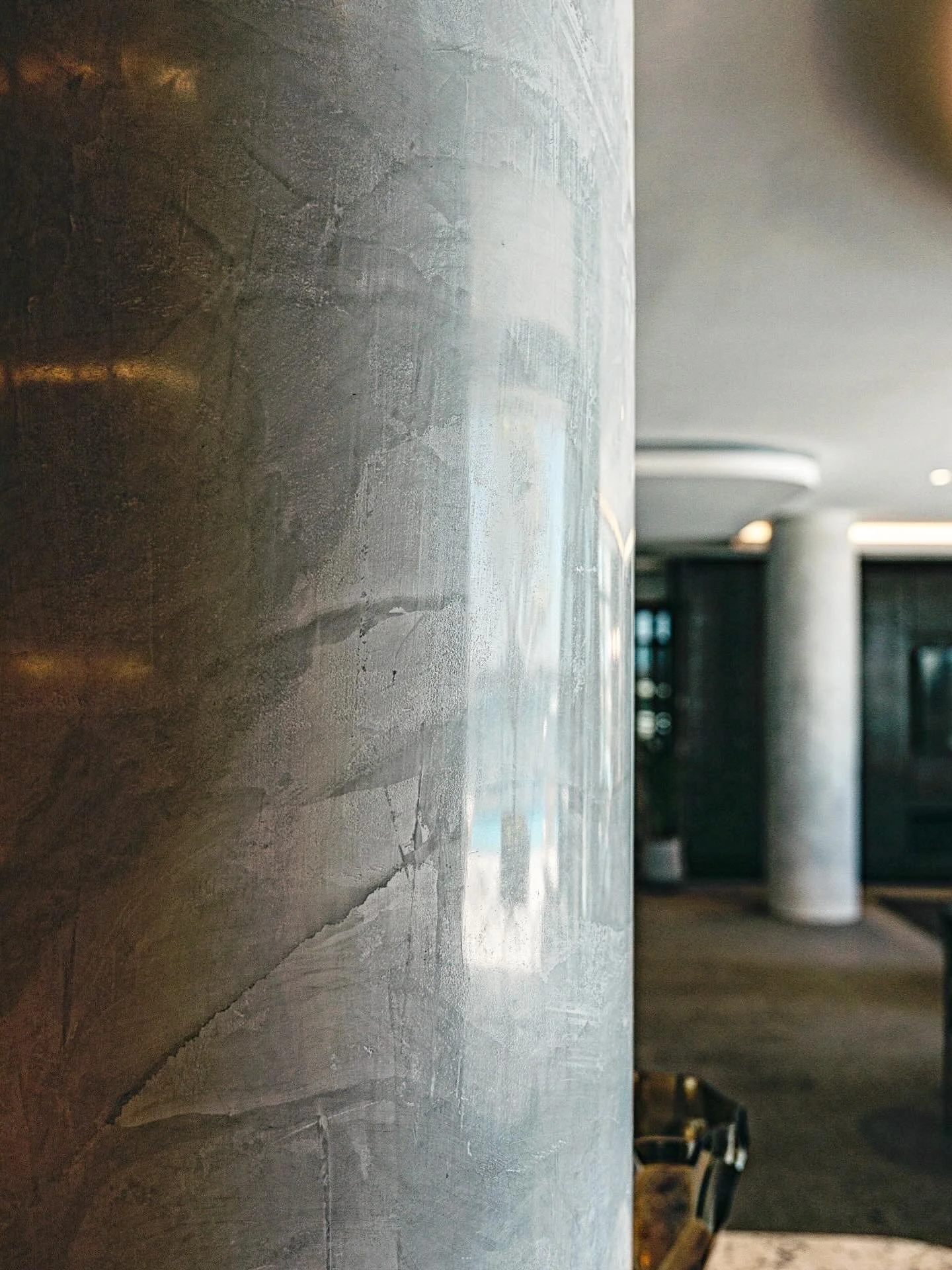 Florenzia is a decorative mineral plaster for interiors, composed of pure slaked lime-air putty, selected inerts, rheological modifiers and organic additives (<4%).The application of Florenzia grants high-end glossy decorations, with soft yet vibr