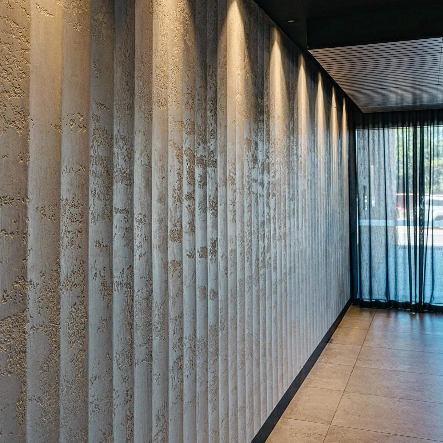 Marmorino KS is a lime-based plaster coat for smoothing and finishing with a satin effect for interiors and exteriors; it is made of well seasoned hydrated lime putty, fine marble powders, and rheologic modifiers which guarantee a perfect workability