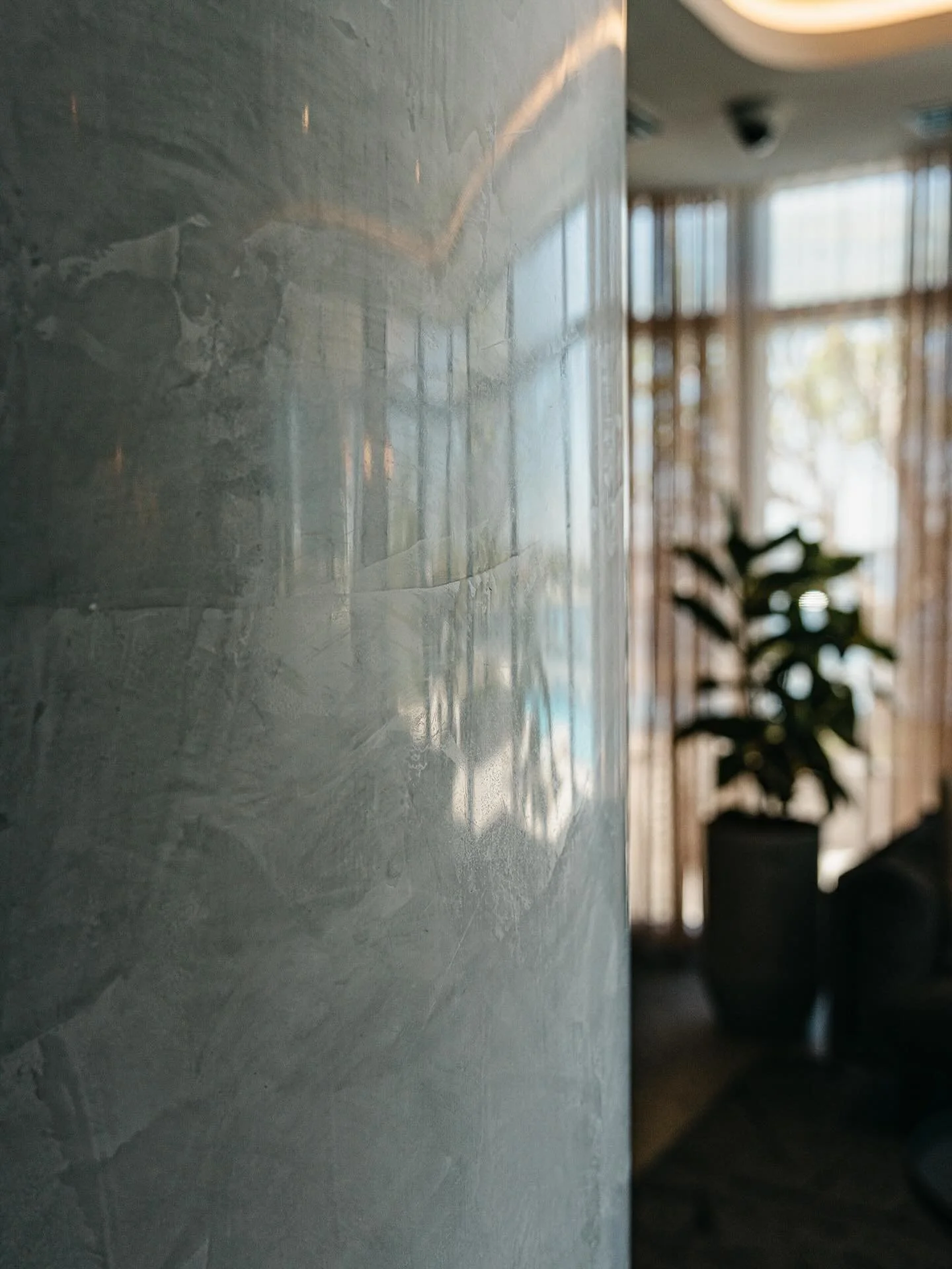 Florenzia is a decorative mineral plaster for interiors, composed of pure slaked lime-air putty, selected inerts, rheological modifiers and organic additives (<4%).The application of Florenzia grants high-end glossy decorations, with soft yet vibr