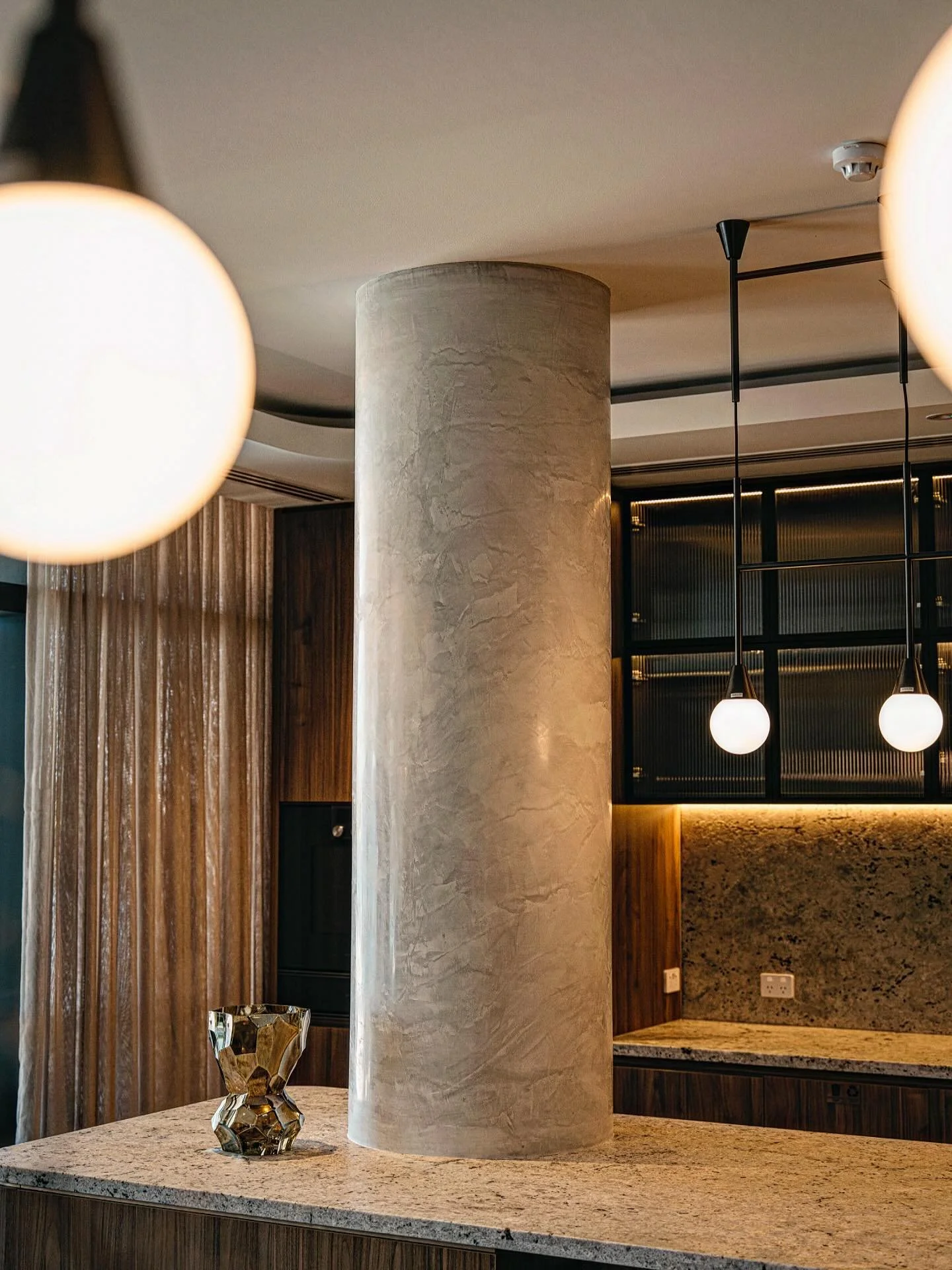 Florenzia is a decorative mineral plaster for interiors, composed of pure slaked lime-air putty, selected inerts, rheological modifiers and organic additives (<4%).The application of Florenzia grants high-end glossy decorations, with soft yet vibr