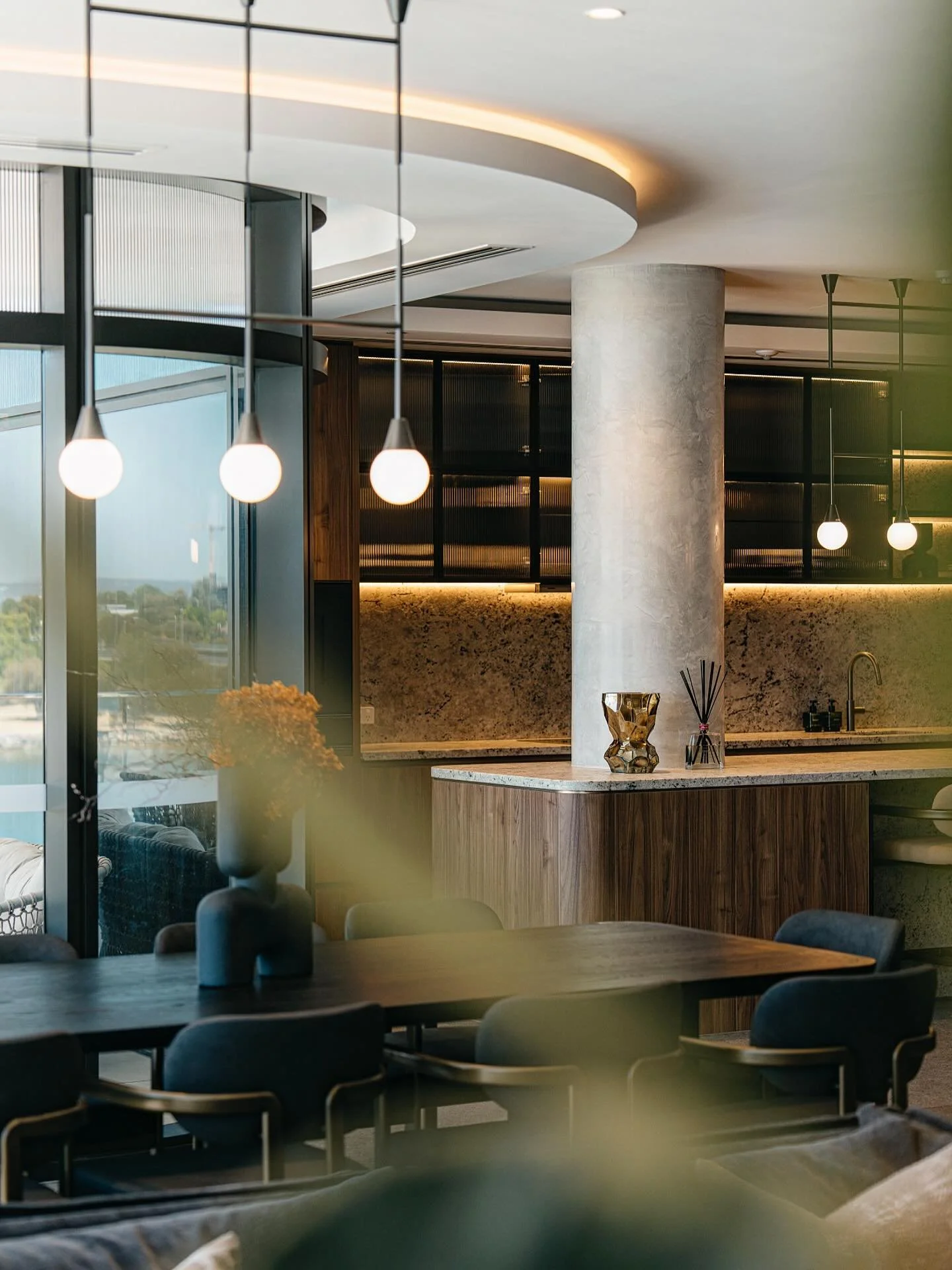 Florenzia is a decorative mineral plaster for interiors, composed of pure slaked lime-air putty, selected inerts, rheological modifiers and organic additives (<4%).The application of Florenzia grants high-end glossy decorations, with soft yet vibr