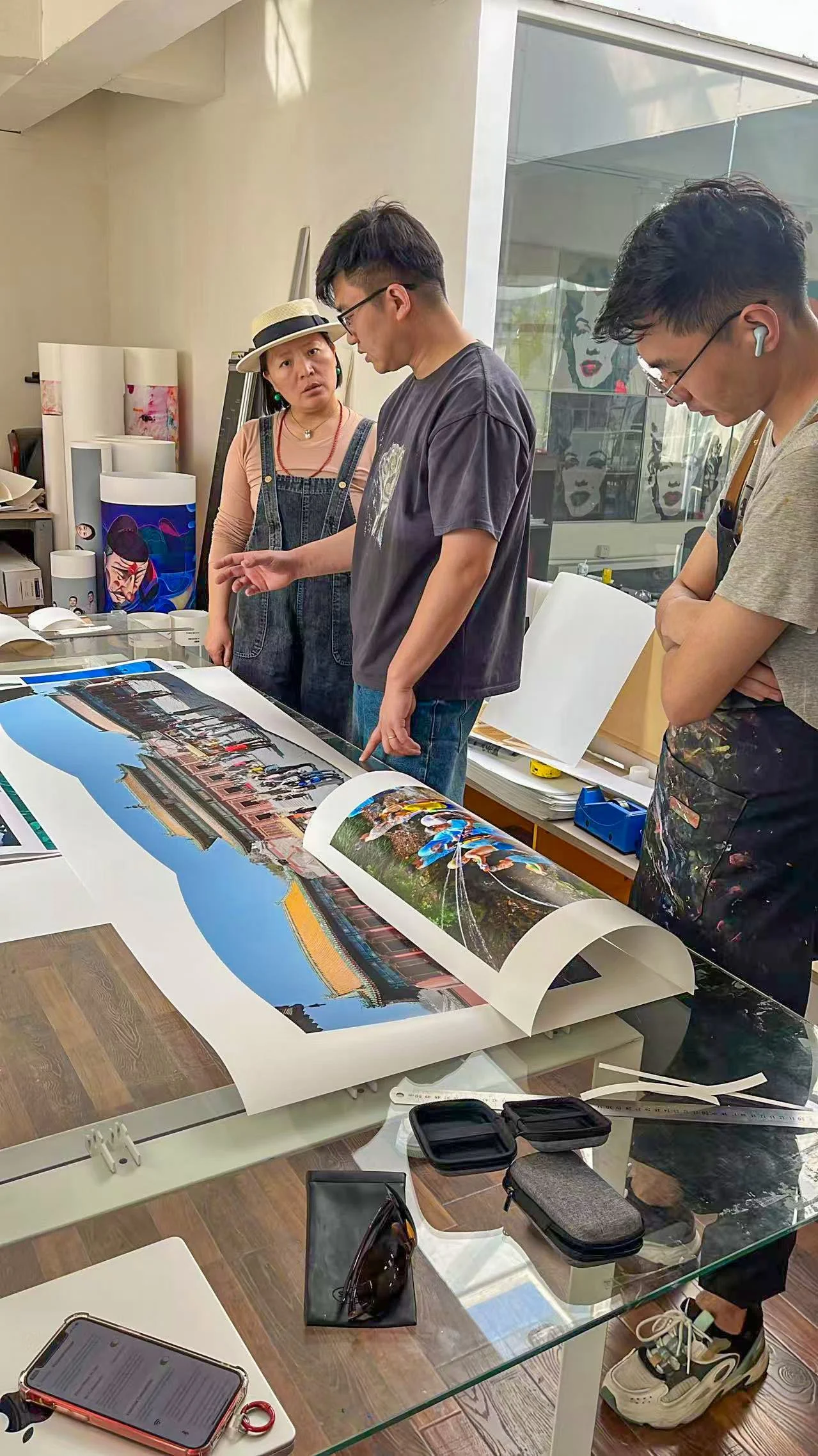 Sun Shiguang (centre) master printer - 栖木艺术