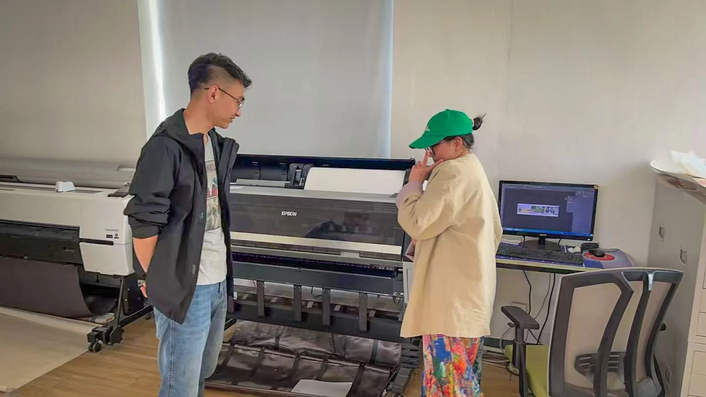 Curator, Yu Ying (in green cap)