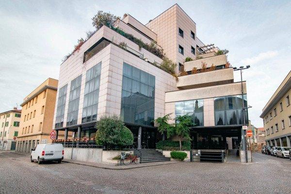 Negozio, via Montello 16, Melzo