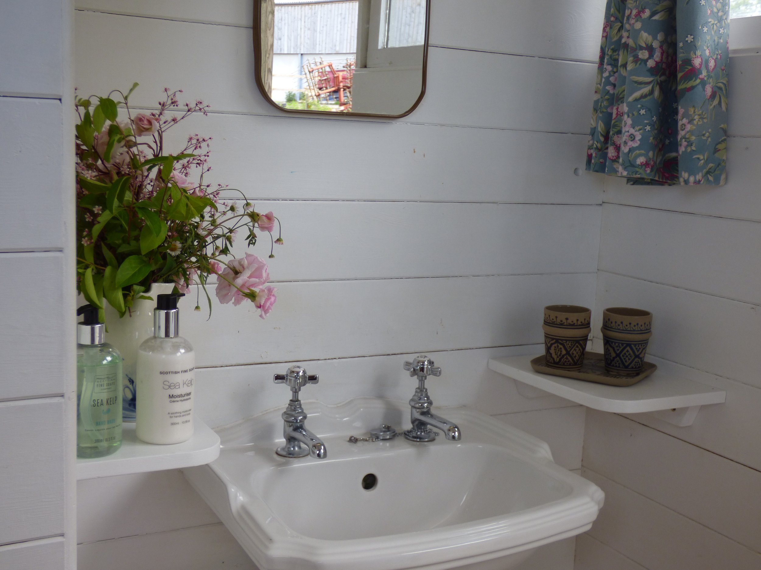 sh bathroom 1.JPG