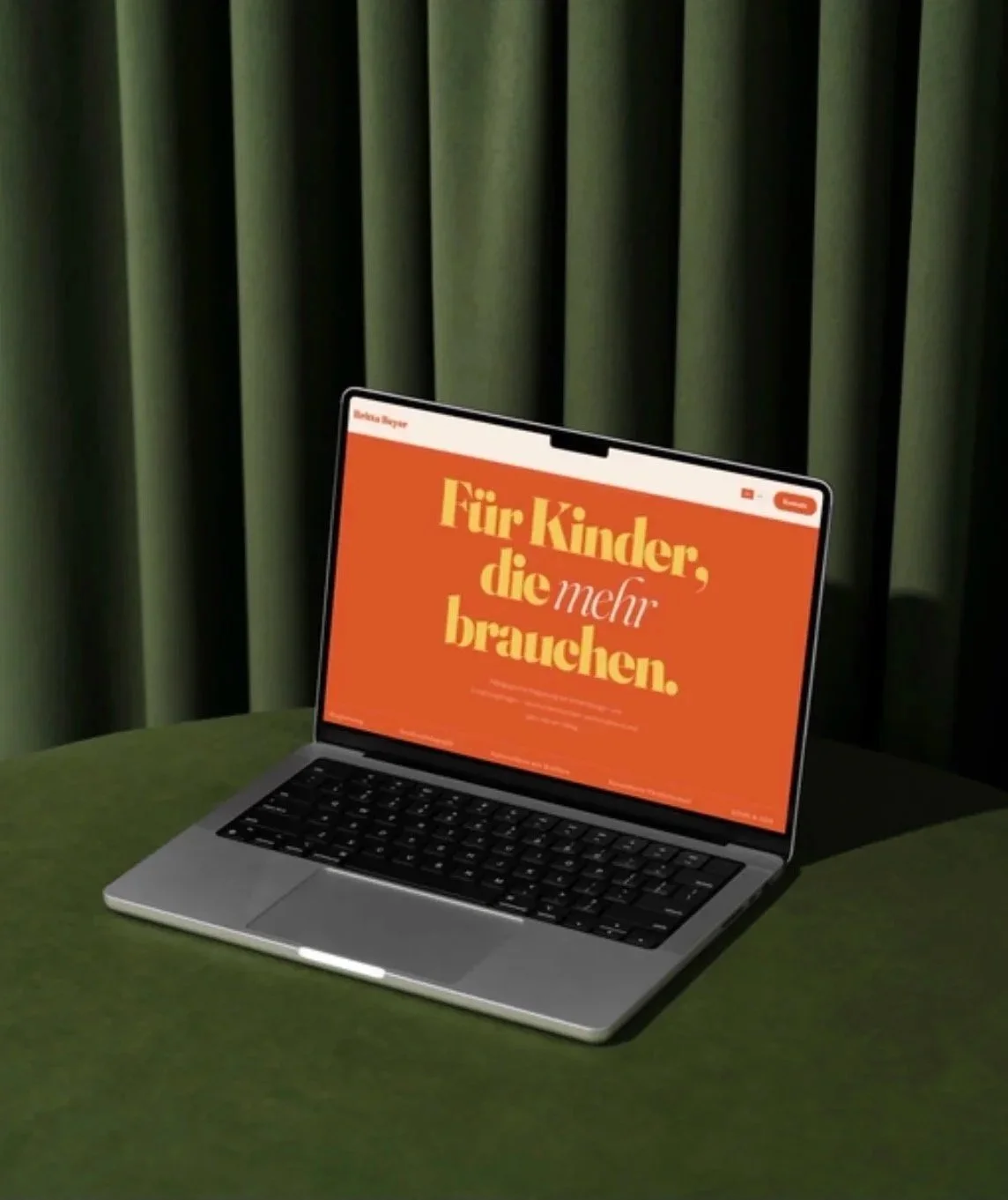 Website-Design für Britta Beyer auf Laptop