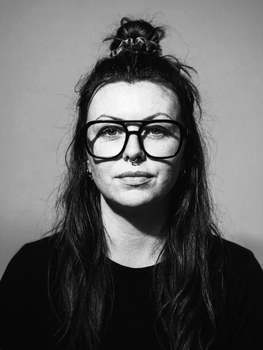 Portraitfoto der Gründerin von Peachy Palm Creative