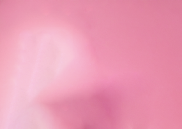 Imagem com fundo rosa claro, muito borrada e sem detalhes distinguíveis.