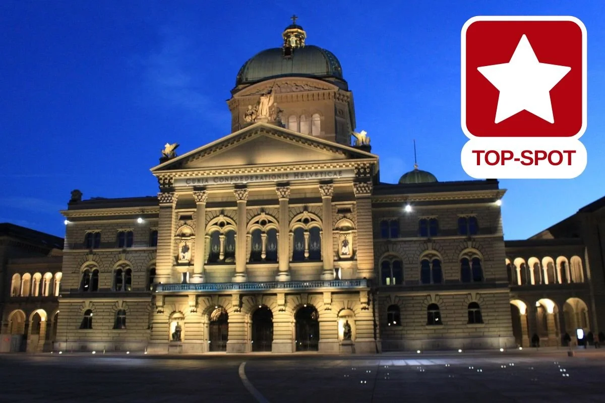 Bundeshaus und Bundesplatz in Bern als politisches Zentrum der Schweiz
