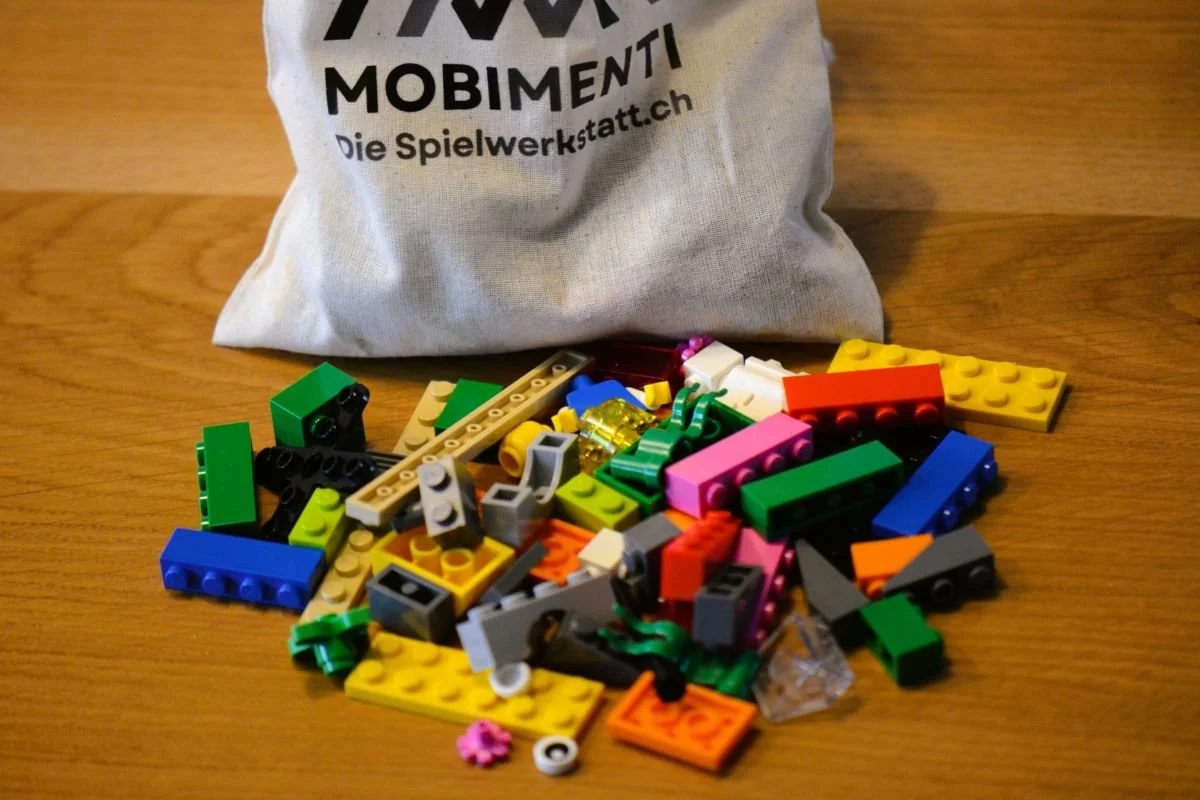 Nahaufnahme des PlayBag LEGO® SERIOUS PLAY® Window Exploration mit LEGO®-Bausteinen und Stoffbeutel.