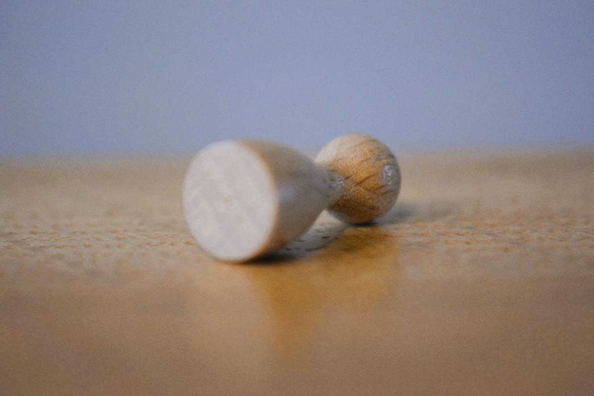 Naturbelassene Spielfigur «Halma» aus Holz als Ersatz- oder Reservefigur für Playmats, Lernspiele und kreative Methoden.