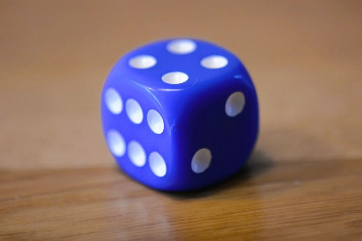 Blauer D6-Würfel mit weissen Augen für Lernspiele, Workshops, Coaching und kreative Methoden.
