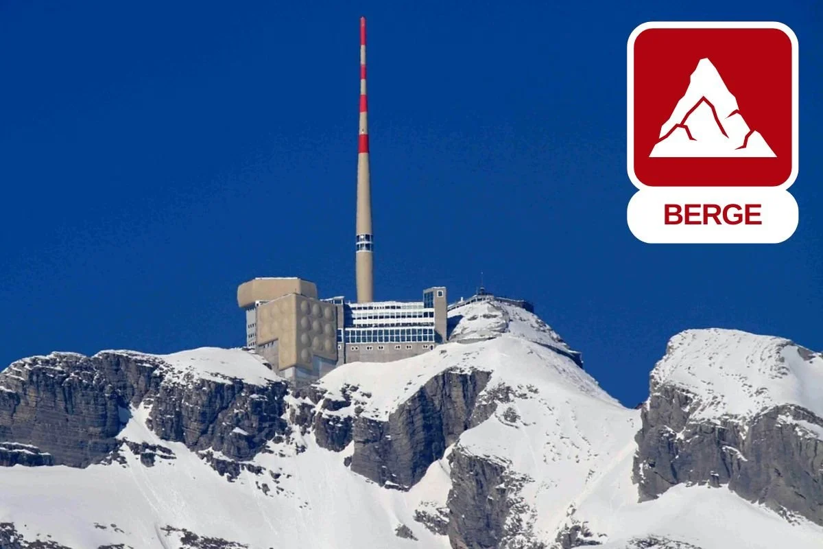 Säntis im Alpstein mit Sendeanlage auf dem Gipfel und weiter Aussicht über die Alpenregion