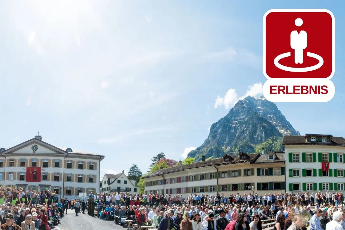 Landsgemeinde unter freiem Himmel in Glarus oder Appenzell Innerrhoden mit Abstimmung der Stimmberechtigten