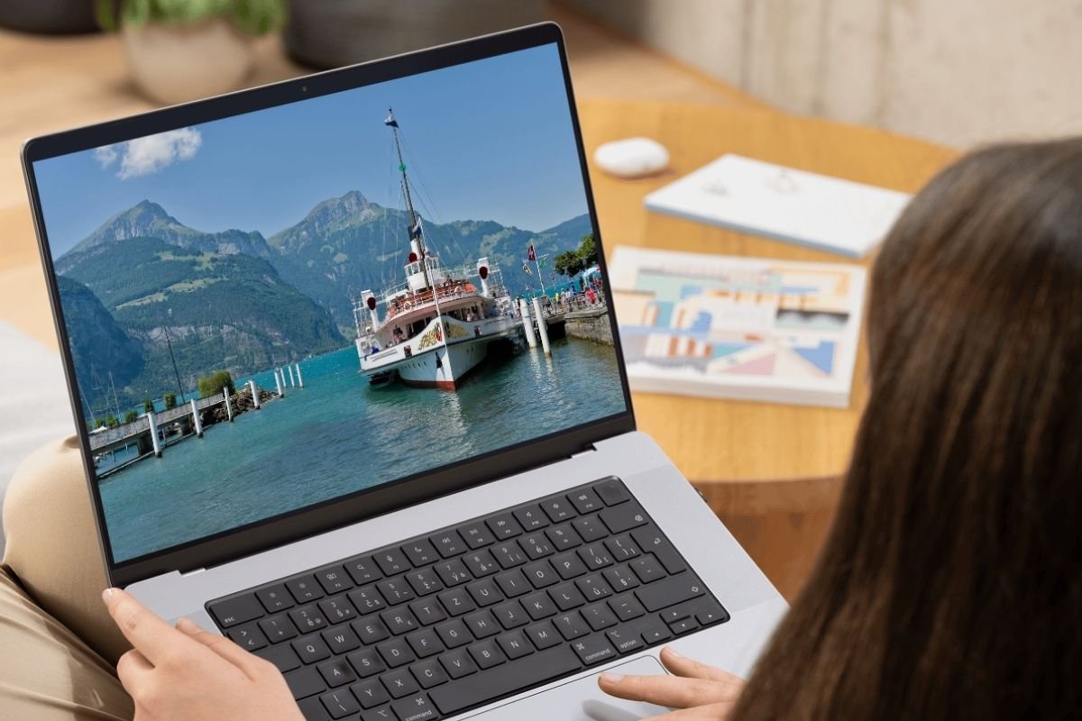 Laptop mit Lerninhalten zu Geografie und Geschichte der Schweiz im interaktiven E‑Learning.