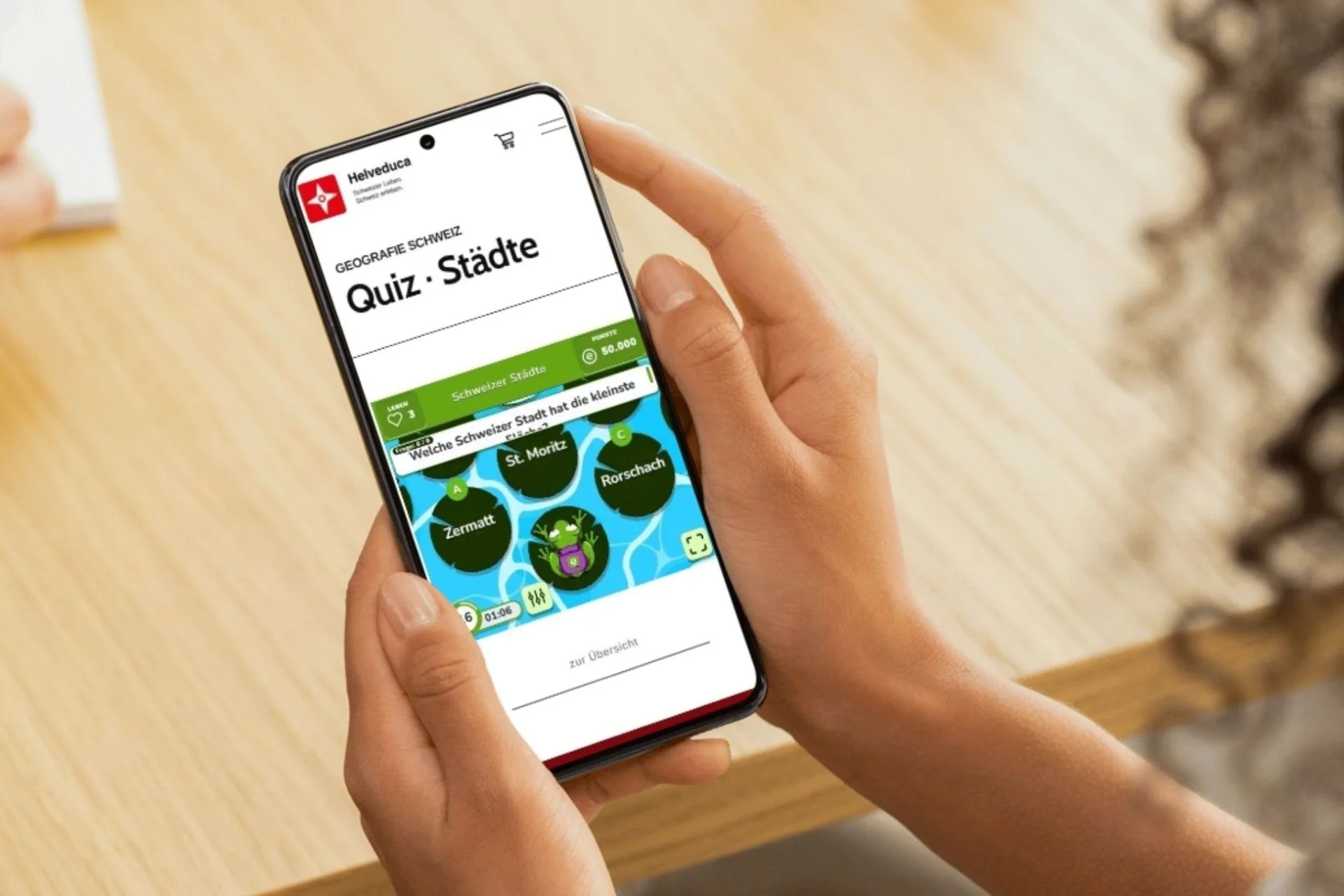 Smartphone mit Quiz und Lernspielen zu Geografie, Geschichte, Demokratie und Politik der Schweiz.