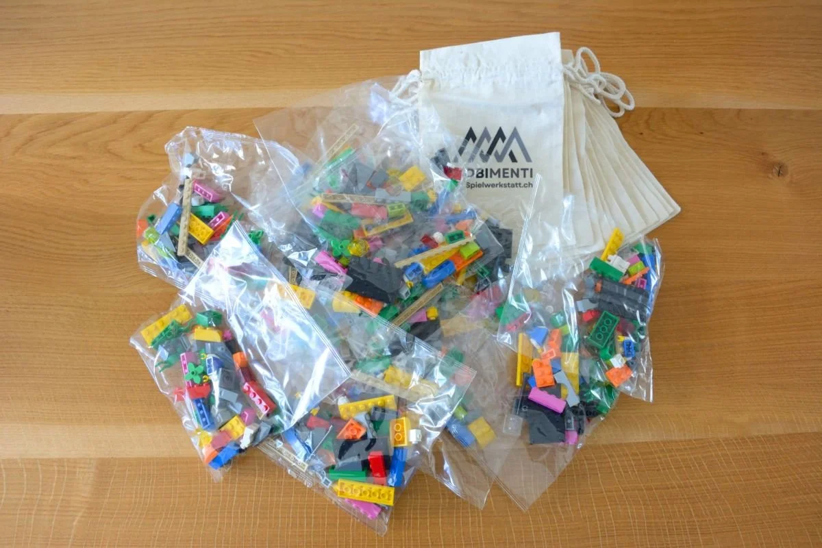 PlayBag LEGO® SERIOUS PLAY® Window Exploration im Pack à 12 Stück mit zwölf Stoffbeuteln und LEGO®-Bausteinen für Schulungen und Gruppen.