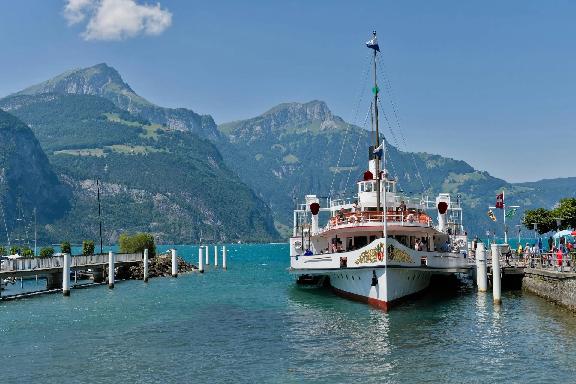 Dampfschiff auf dem Vierwaldstättersee als Symbol für die Geografie, Geschichte und Entwicklung der Schweiz.