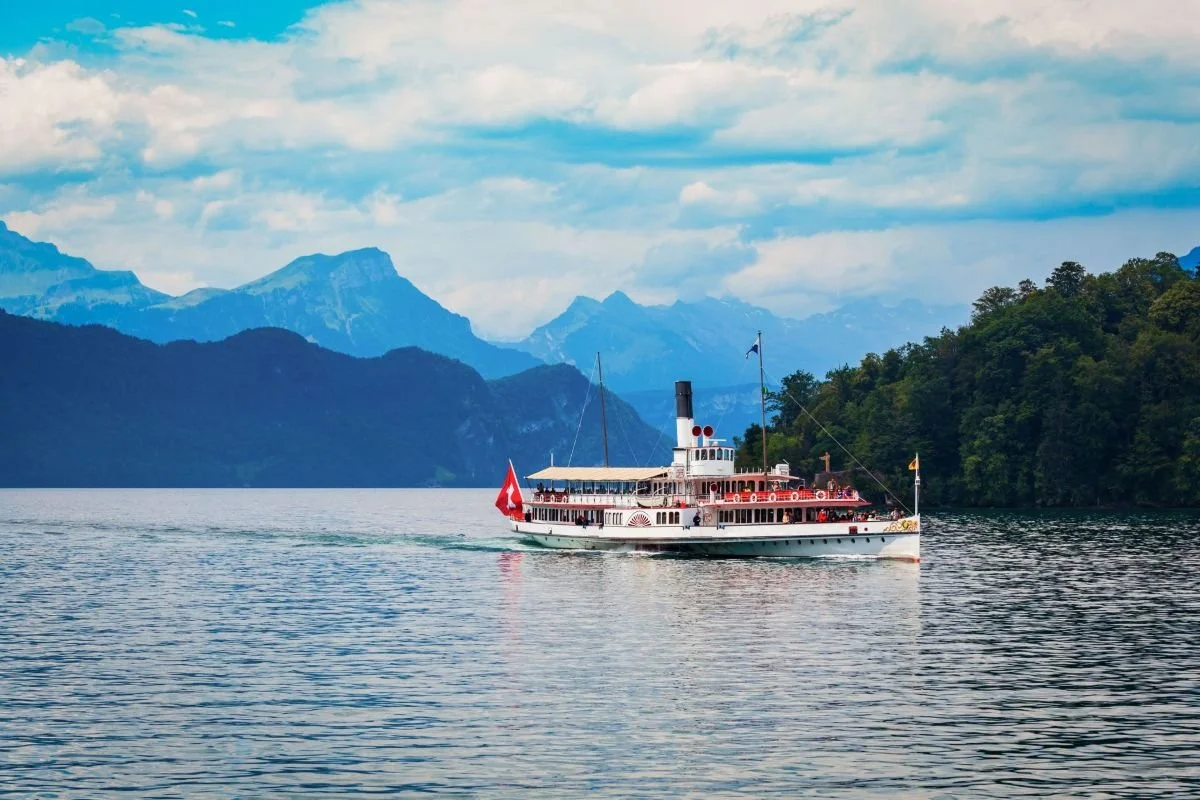 Historischer Dampfer auf dem Vierwaldstättersee als Symbol für die Lernreise durch die Urschweiz mit Bundesbriefmuseum, Rütli und Telldenkmal.