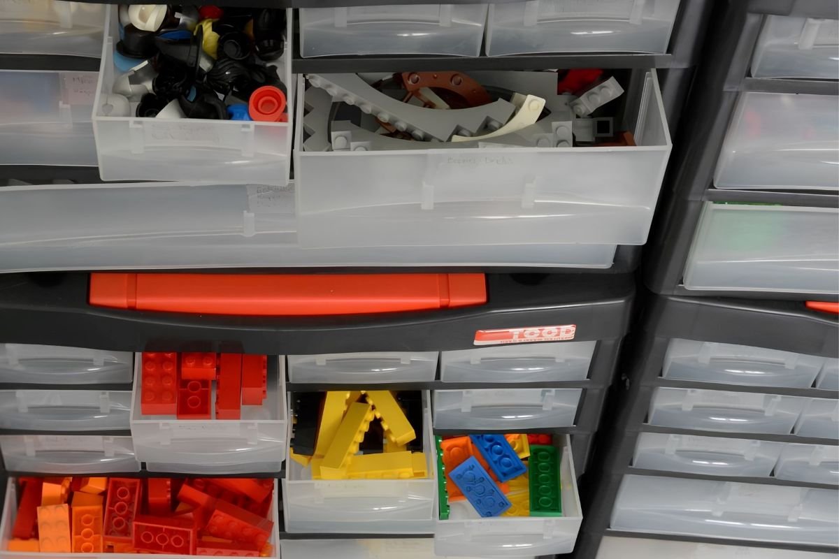 Sortiersystem des LEGO® SERIOUS PLAY® Identity & Landscape Sets mit transparenten Schubfächern
