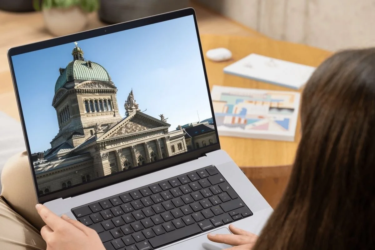 Laptop mit E‑Learning zu Demokratie und Politik der Schweiz im flexiblen Abonnement.