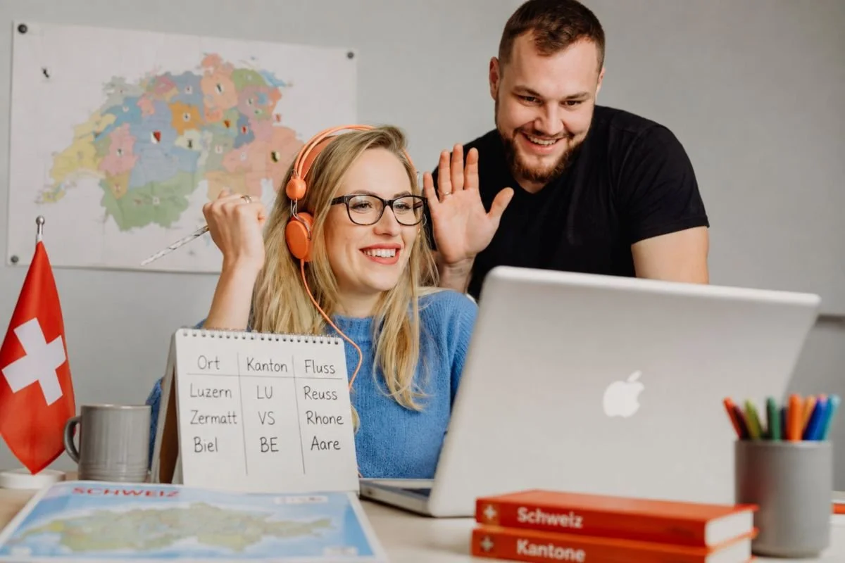 Teilnehmende entdecken Kantone, Städte und Gewässer der Schweiz in einem interaktiven Online-Webinar zur Schweizer Geografie.