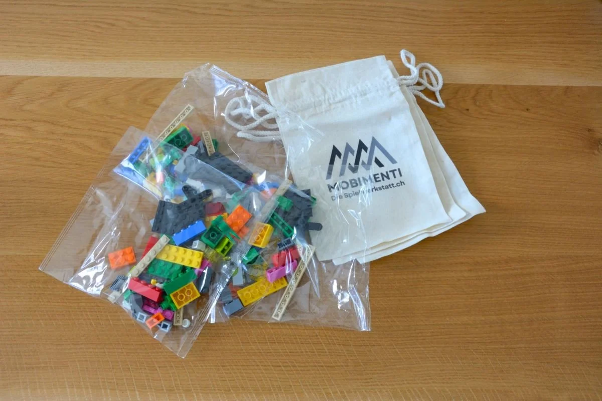 PlayBag LEGO® SERIOUS PLAY® Window Exploration im Pack à 3 Stück mit drei Stoffbeuteln und LEGO®-Bausteinen für Gruppenarbeiten.