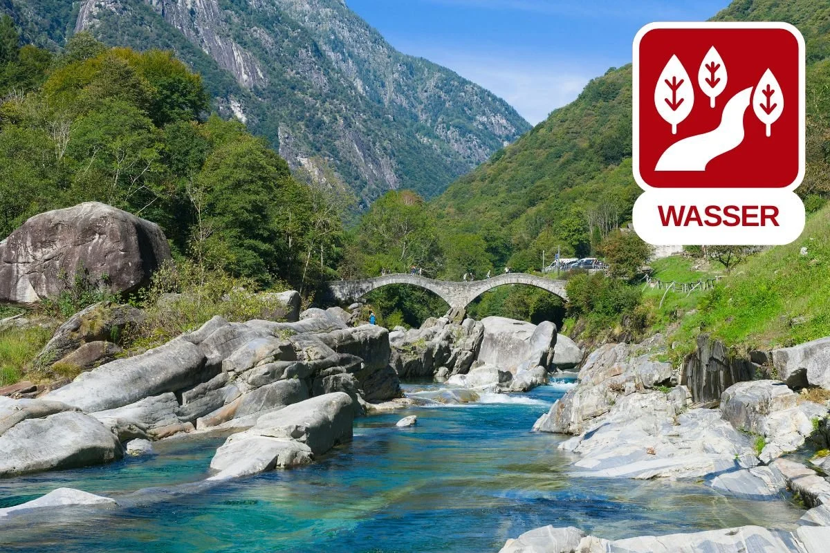 Verzasca bei Lavertezzo mit klarem, smaragdgrünem Wasser und typischer Alpenflusslandschaft