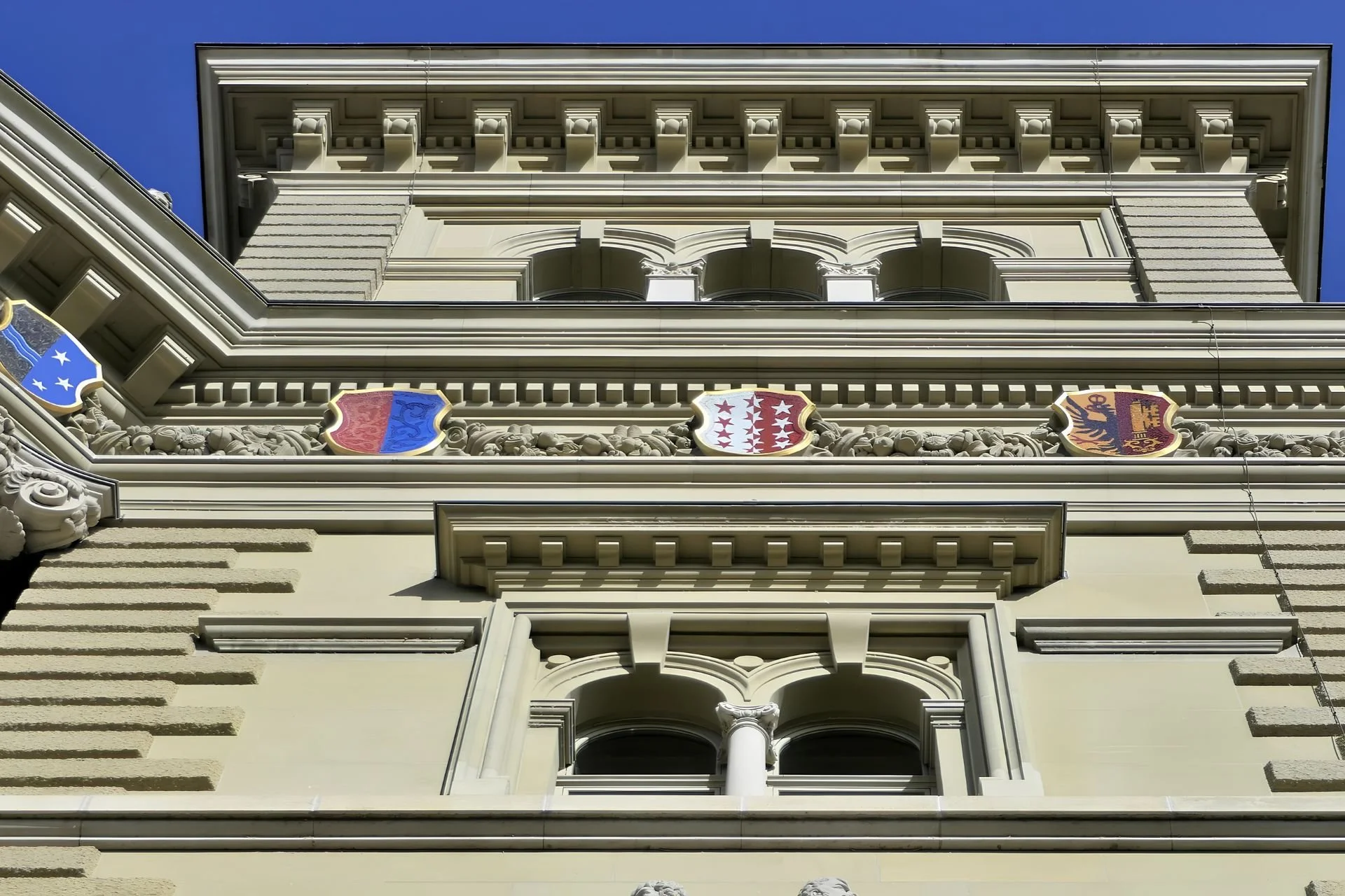 Bundeshaus mit Kantonswappen als Symbol für kantonale Einbürgerungsbehörden und offizielle Anlaufstellen.