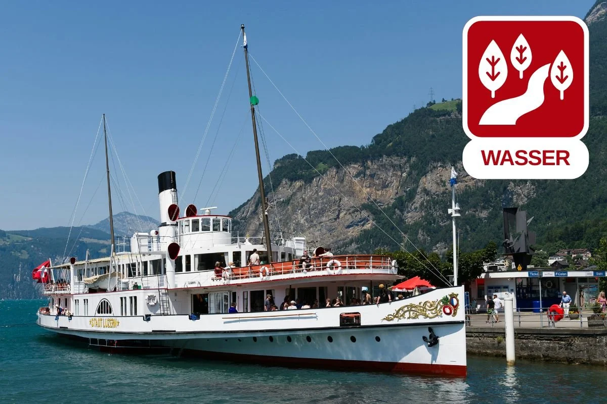 Vierwaldstättersee in der Zentralschweiz mit Schiff und umliegender Berglandschaft