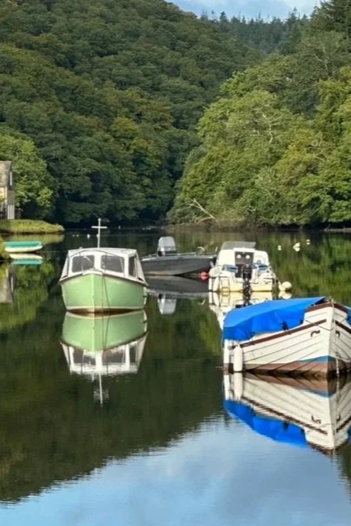 boats-anchored-lerryn-river-near-fowey-cornwall