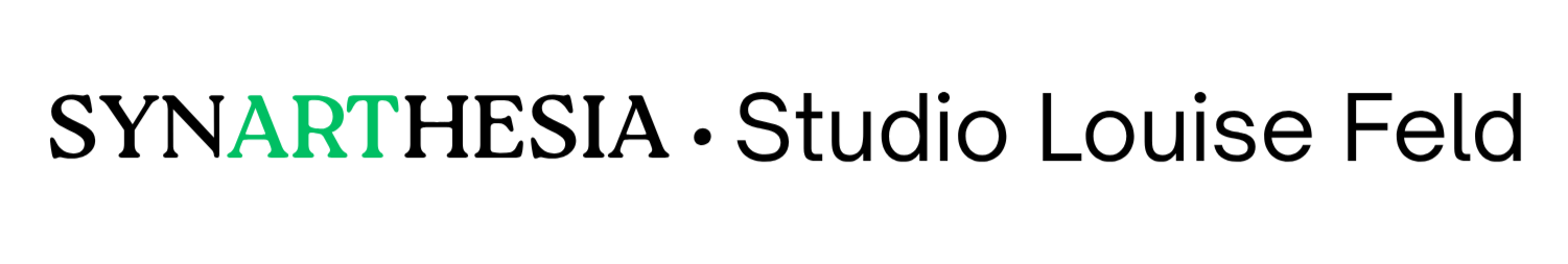 L'image montre le logo Synarthesia - Studio Louise Feld, un studio créatif de tissage de tapisseries et de création de contenu pour les réseaux sociaux. Le mot ART est mis en exergue dans le logo pour rappeler la dimension artistique de ce studio.