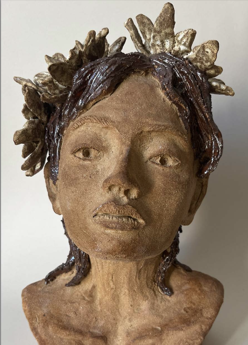Statue en terre cuite d'une femme avec des fleurs ou des branches autour de la tête, aspect réaliste, détails délicats