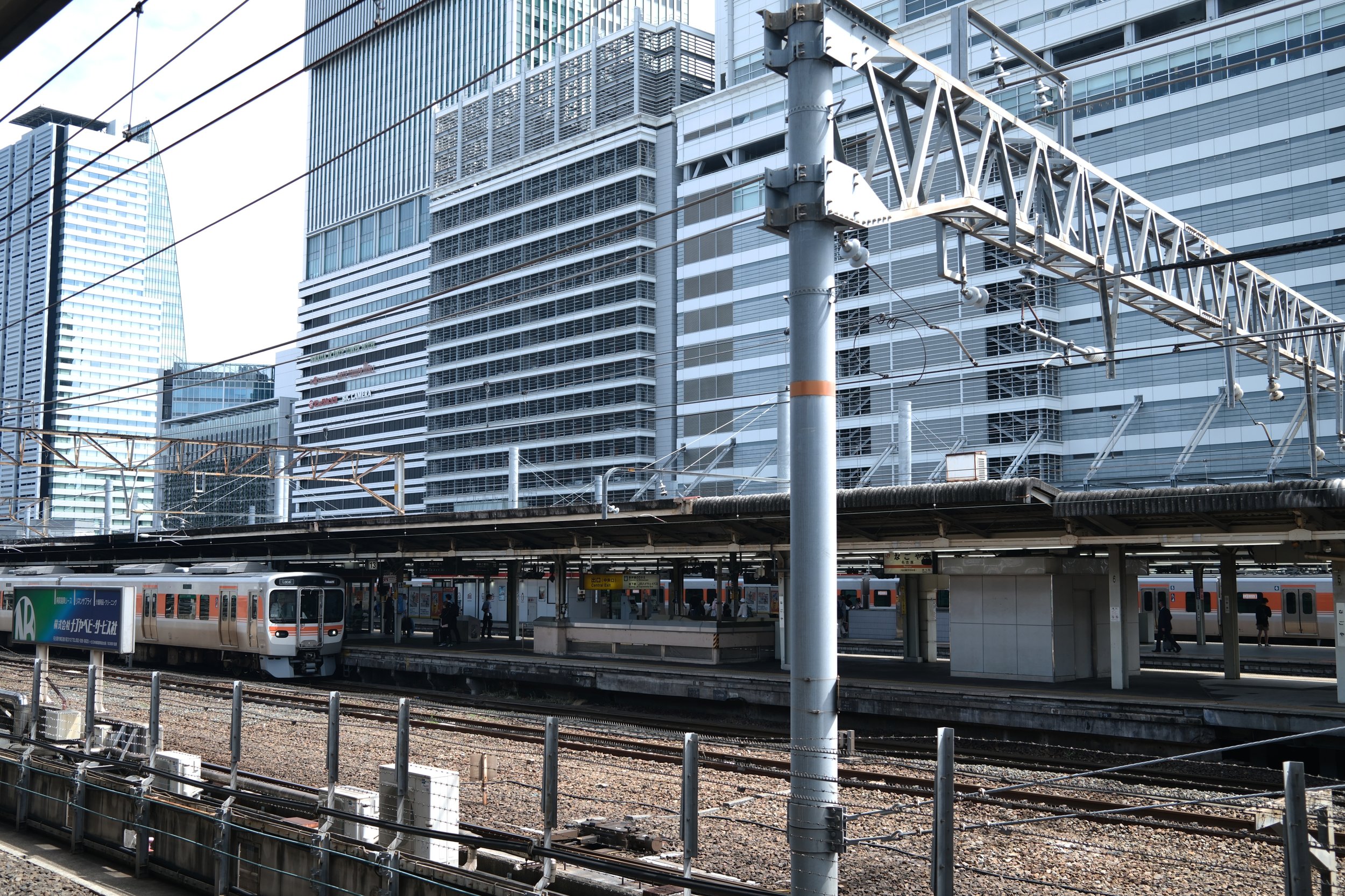 AF080425_WaitingTrain.jpg