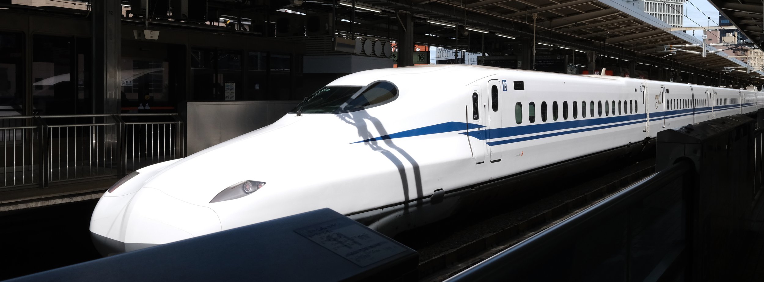 AF080437_BulletTrain.jpg