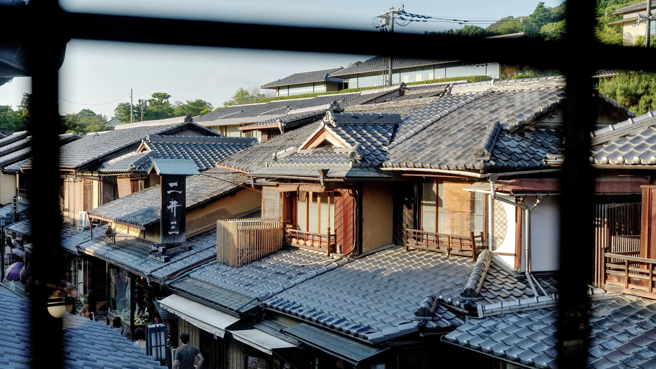 D1_LookingWindow_A7V01574.jpg