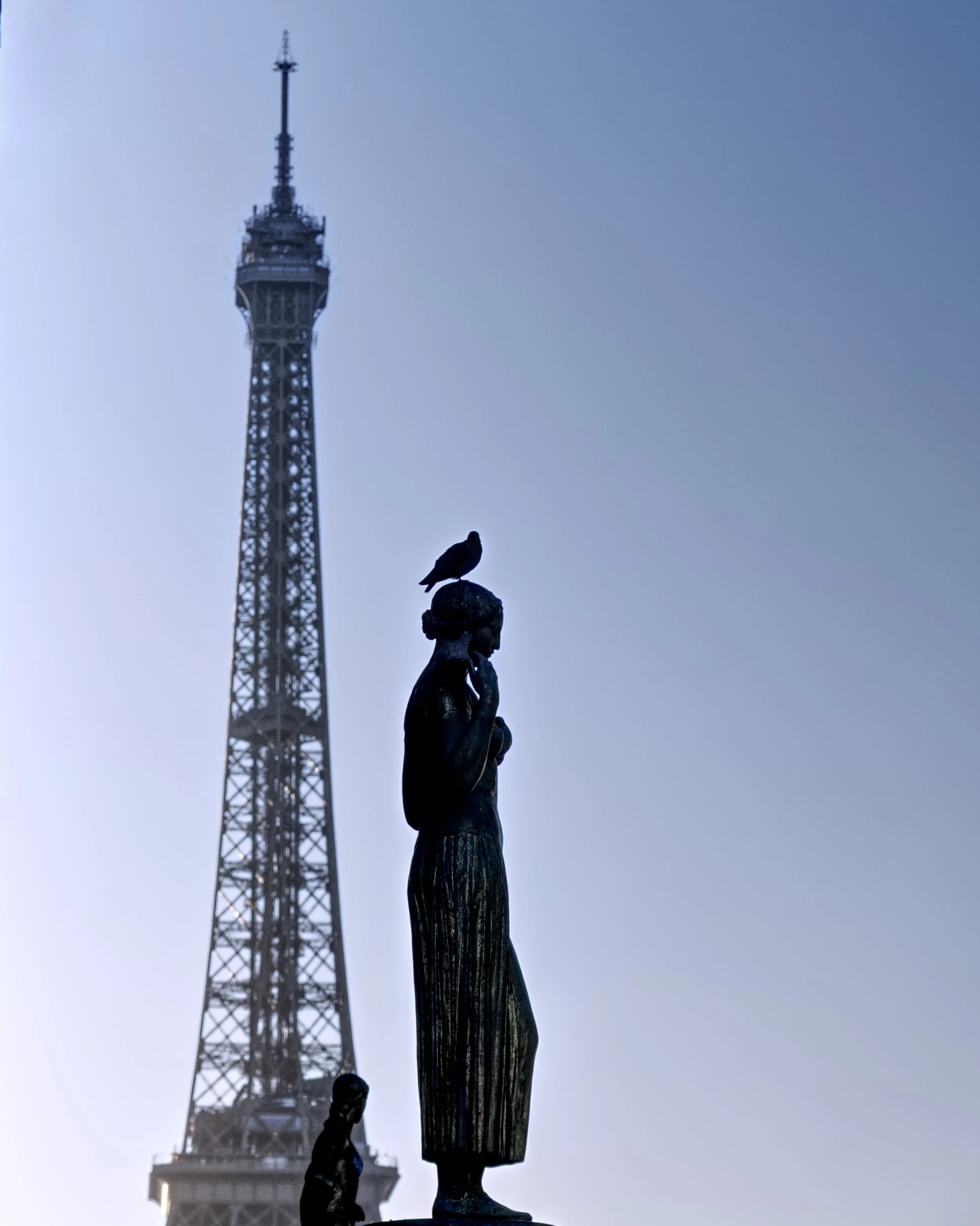 A7406872_EiffelTowerStatue.jpg