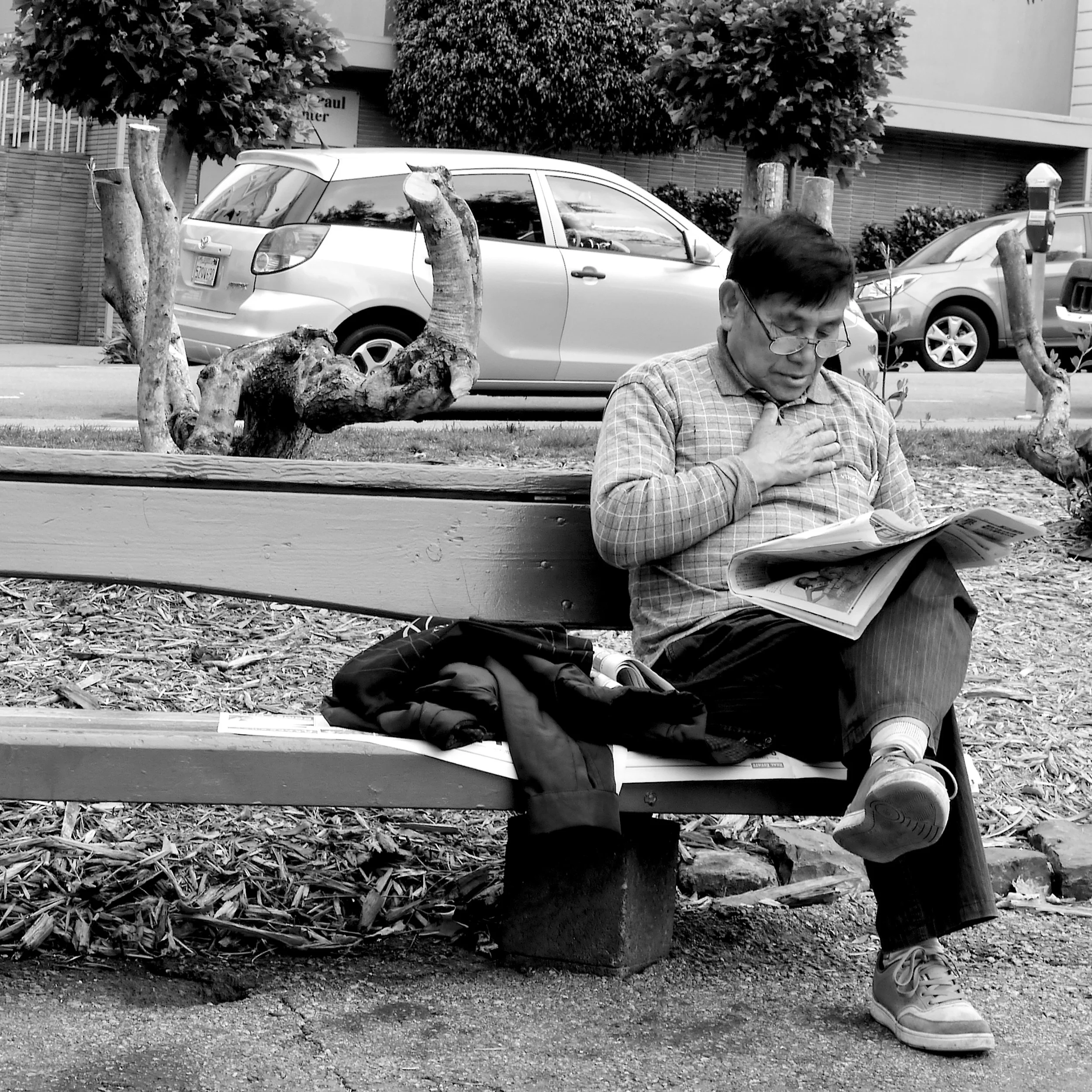 P1060674_B&WReading.jpg