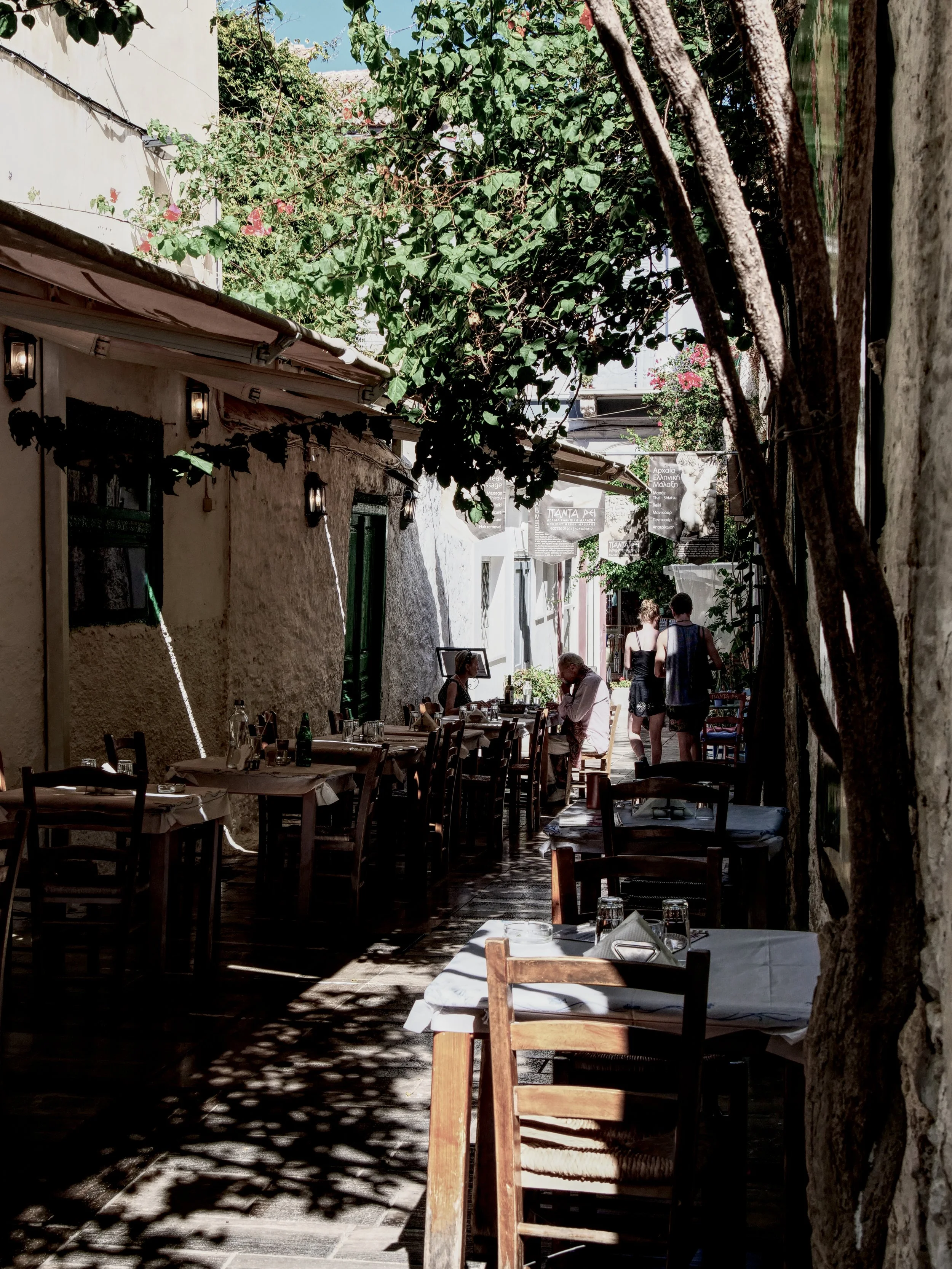 P1027567_InTheStreetNafplio.jpg